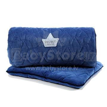 „La Millou“ aksomo kolekcijos antklodė ir vidurio pagalvė tamsiai mėlyna. Art. 95357 Aukščiausios kokybės antklodė ir pagalvė
