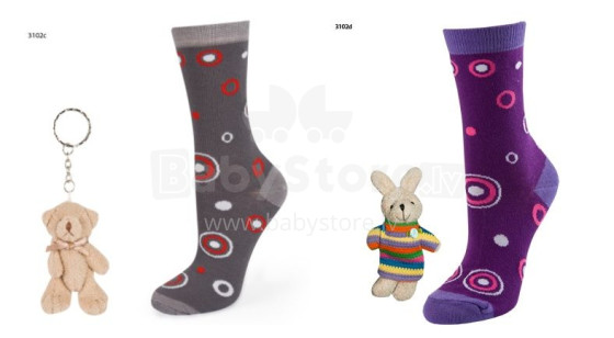 SOXO Baby dovanų rinkinys 3102 dovanų rinkinys 0-12m. Stilingos vaikiškos medvilninės kojinės + žaislinis pakabukas
