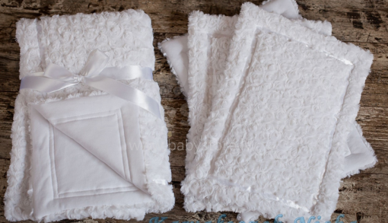 „Omnia Art.56937“ komplektas: Rožių antklodė - pledas + pagalvė 70x100 + 25x35 cm