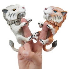 „UNTAMED“ interaktyvus elektroninis žaislas „Baby Saber Tooth Bonesaw“, 3972
