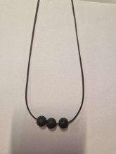 La bebe™ Jewelry Natural Stone Necklace kaklarota ar melno lavu 3 bumbiņas