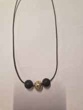 La bebe™ Jewelry Natural Stone Necklace kaklarota ar melno lavu (2 melnas 1 zelta bumbiņa)