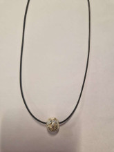 La bebe™ Jewelry Natural Stone Necklace kaklarota ar vulkanīsko lavu (1 zelta bumbiņa)