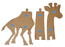 Ikonka Art.KX3874_1 Medinės žirafos augimo matmuo 125 cm geltonos spalvos + kreidos lenta 32 x 44 cm