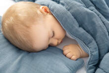 Knitted cot set with muslin - blue