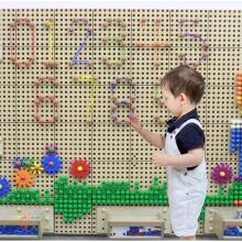MASTERKIDZ medinė STEM lenta, laisvai stovinti, XXL dydžio, namelio formos + priedai