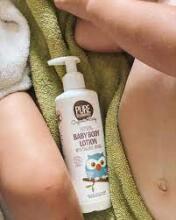 Pure Beginnings Kids Baby Wash Art.251282 Raminantis ir drėkinantis kūno ir plaukų prausiklis be muilo su apelsinų aliejumi ir raudonosios rožės ekstraktu, 250 ml
