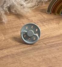 Frigg Moon Phase Round Latex Art.76292501 Croissant/Portobello apvalus jaukas (čiulptukas) iš 100% natūralaus kaučiuko nuo 6 iki 18 mėnesių (2 vnt.)