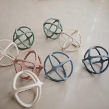 Mushie  Silicone Teether Ball Art.2560289 Dove Grey Silikoninis barškutis (100 % natūralus)