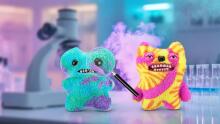 Fuggler Laboratory Misfits by ZURU juokingas bjaurus monstras, pliušinis kolekcinis žaislas – MC Goo - mėlyna ir violetinė, vaikiškas minkštas žaislas