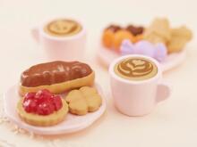 Sylvanian Coffee and Cake Set Art.5742 Kavos ir pyrago rinkinys – lėlių namelio baldai