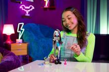 Monster High Franki Stein lėlė – džinsinis stilius su Watzie ir aksesuarais