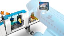 LEGO miesto oro uostas su lėktuvu