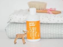 Petit Jolie Bath Oil Art.296442 Natūralus raminamasis ir minkštinamasis vonios pienas su rozmarinų ekstraktu kūdikiams ir suaugusiesiems, 200 ml