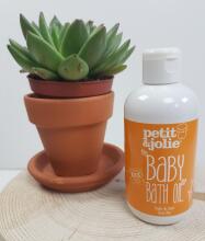 Petit Jolie Bath Oil Art.296442 Natūralus raminamasis ir minkštinamasis vonios pienas su rozmarinų ekstraktu kūdikiams ir suaugusiesiems, 200 ml