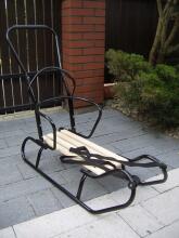 Gusio OP Sledge Art.72560 Black Kokybiškos vaikiškos medinės / metalinės rogės iš metalo ir medžio su nugara ir su stumiama rankena